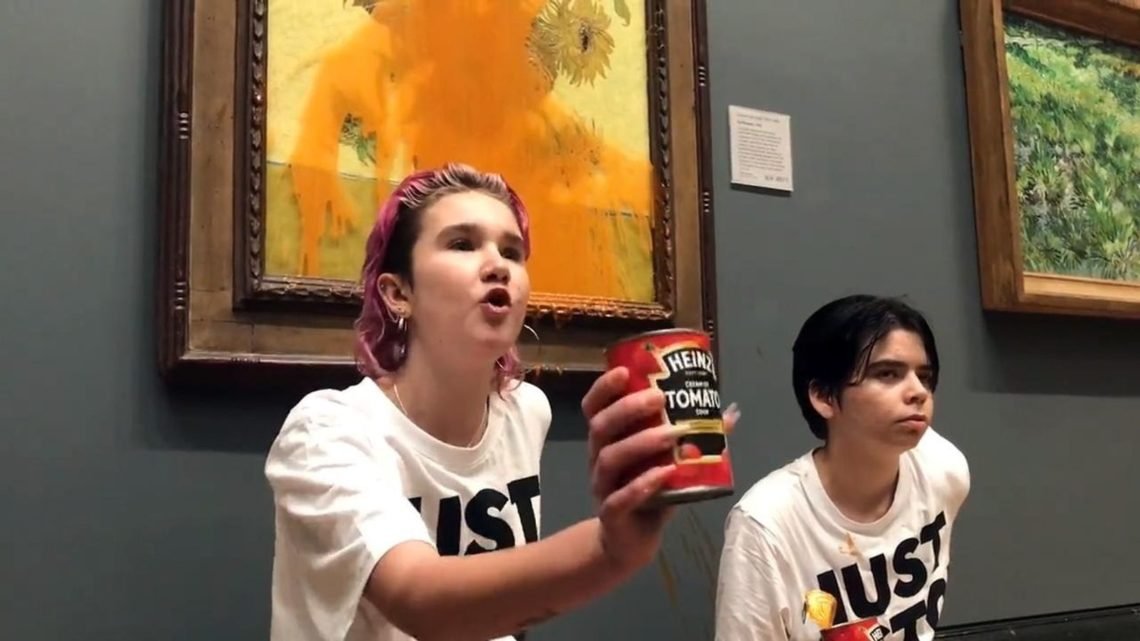 Phoebe Plummer og Anna Holland, begge 22, er dømt til henholdsvis to år - eller 20 måneder - i fengsel. Foto Just Stop Oil Phoebe Plummer og Anna Holland, begge 22, er dømt til henholdsvis to år - eller 20 måneder - i fengsel. Foto Just Stop Oil