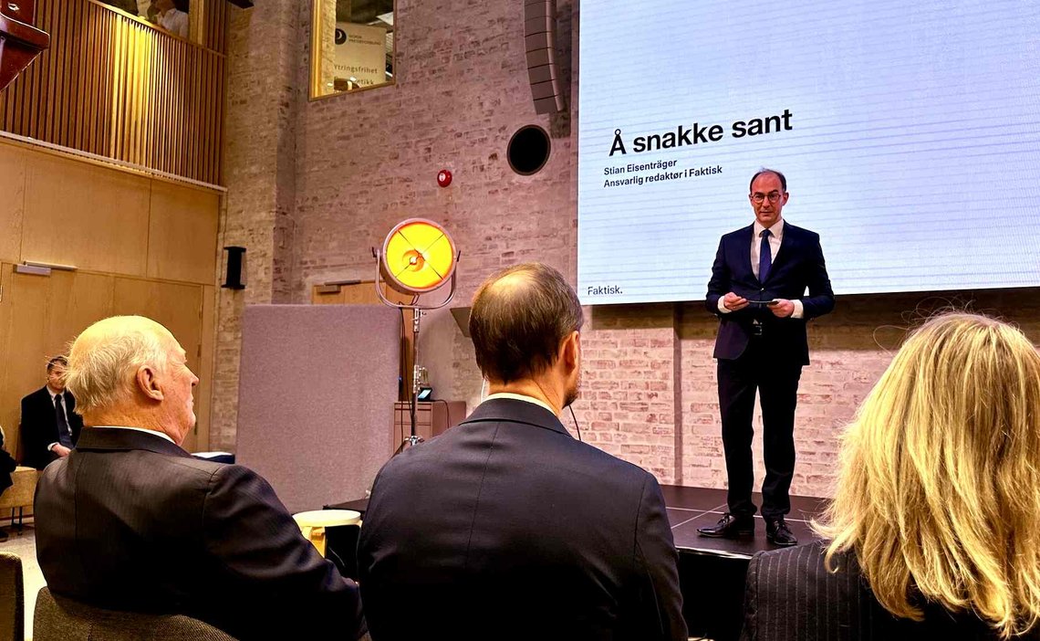 Faktisk-redaktør Stian Eisenträger holder foredrag for kongen og kromprinsen i Pressens Hus i januar i år. (Foto: Privat/Facebook/Eisenträger) Stian Eisenträger pressens hus