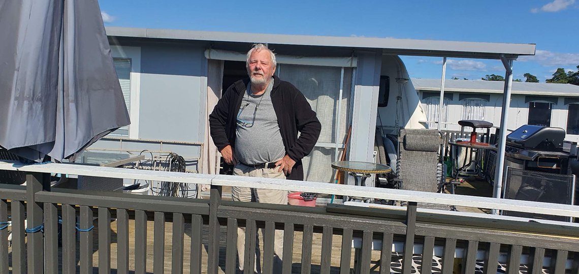 CAMPING: Svein Tore Kvalheim (77) har bodd i tre år på campingplass. Det er strengt forbudt ifølge norsk lov, men flere pensjonister Document har snakket med, forteller at de har ikke noe valg. CAMPING: Svein Tore Kvalheim (77) har bodd i tre år på campingplass. Det er strengt forbudt ifølge norsk lov, men flere pensjonister Document har snakket med, forteller at de har ikke noe valg.