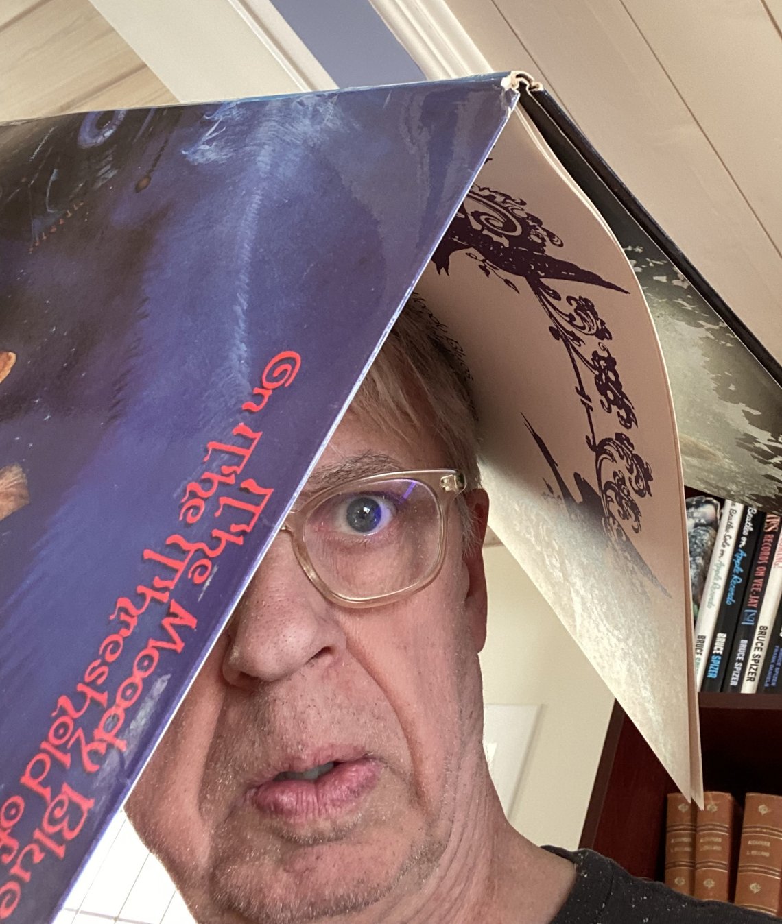 Viktig å advare mot (og umiddelbart ekskludere) unge damer som bruker LP-covere som sydvest hvis de overraskes av regn. I hvert fall når det er LP’n til klassens plateklubb. Her en rekonstruksjon ved artikkelforfatteren. (Foto: Strak-arm-productions) Viktig å advare mot (og umiddelbart ekskludere) unge damer som bruker LP-covere som sydvest hvis de overraskes av regn. I hvert fall når det er LP’n til klassens plateklubb. Her en rekonstruksjon ved artikkelforfatteren. (Foto: Strak-arm-productions)