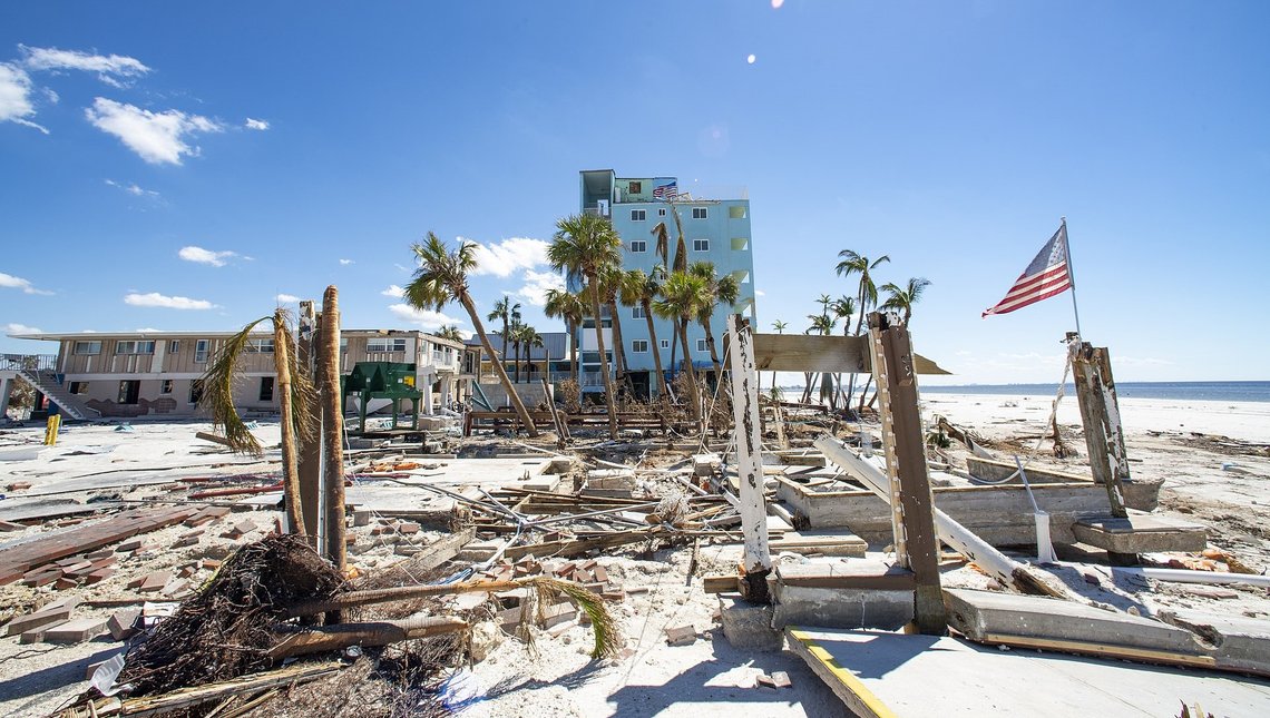 Et amerikansk flagg står i kjølvannet av orkanen Ian på Fort Myers Beach i Florida 2. oktober 2022. (Foto fra U.S. Air National Guard av seniorflyger Jesse Hanson). Wikimedia Commons. Et amerikansk flagg står i kjølvannet av orkanen Ian på Fort Myers Beach i Florida 2. oktober 2022. (Foto fra U.S. Air National Guard av seniorflyger Jesse Hanson). Wikimedia Commons.