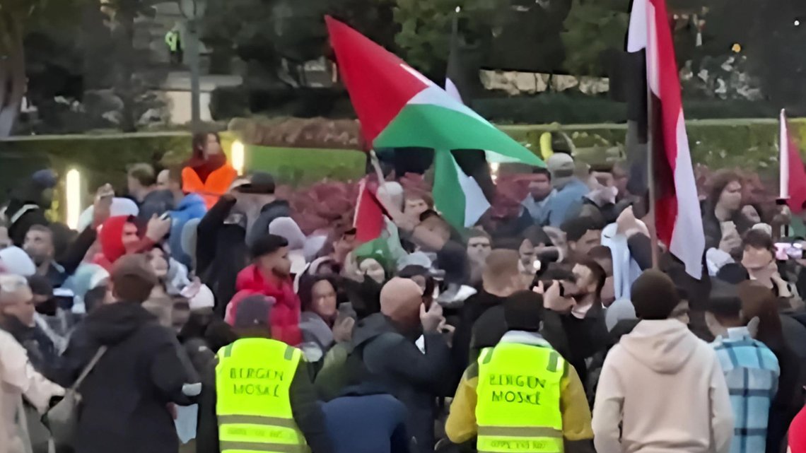STOPPET: Etter demonstrantene begynte å dekke til ansiktet og ga tydelig tegn til at de ønsket sammenstøt, kom politiet med beskjed til MIFF om å stoppe markeringen. På tross av at det var den andre siden som gjorde ugagn. Foto: Stillbilde TV 2 STOPPET: Etter demonstrantene begynte å dekke til ansiktet og ga tydelig tegn til at de ønsket sammenstøt, kom politiet med beskjed til MIFF om å stoppe markeringen. På tross av at det var den andre siden som gjorde ugagn. Foto: Stillbilde TV 2