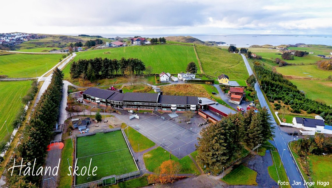 Enig og tro til Dovre faller, er slagordet til Håland skole på Rege i Sola kommune. Nå faller Dovre, og skolen vil trolig bli lagt ned. Foto: Håland skole Enig og tro til Dovre faller, er slagordet til Håland skole på Rege i Sola kommune. Nå faller Dovre, og skolen vil trolig bli lagt ned. Foto: Håland skole
