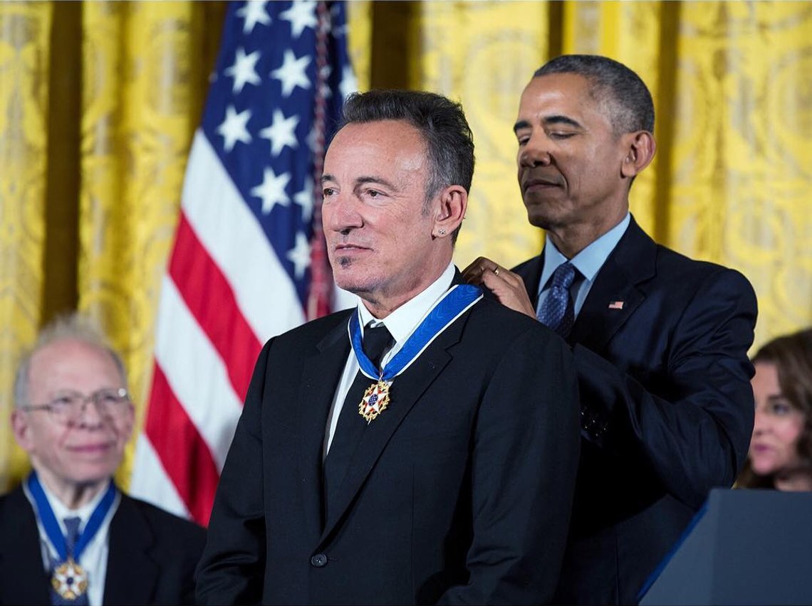 Bruce Springsteen mottar presidentens frihetsmedalje av president Barack Obama i Det hvite hus i Washington, D.C. Dato 23. november 2016. Foto: Wikimedia Commons. Bruce Springsteen mottar presidentens frihetsmedalje av president Barack Obama i Det hvite hus i Washington, D.C. Dato 23. november 2016. Foto: Wikimedia Commons.