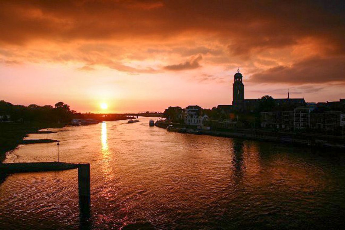 Solen går ned over idylliske Deventer i Nederland. Foto: Tjeerd.nijeholt CC BY-SA 3.0 Solen går ned over idylliske Deventer i Nederland. Foto: Tjeerd.nijeholt CC BY-SA 3.0