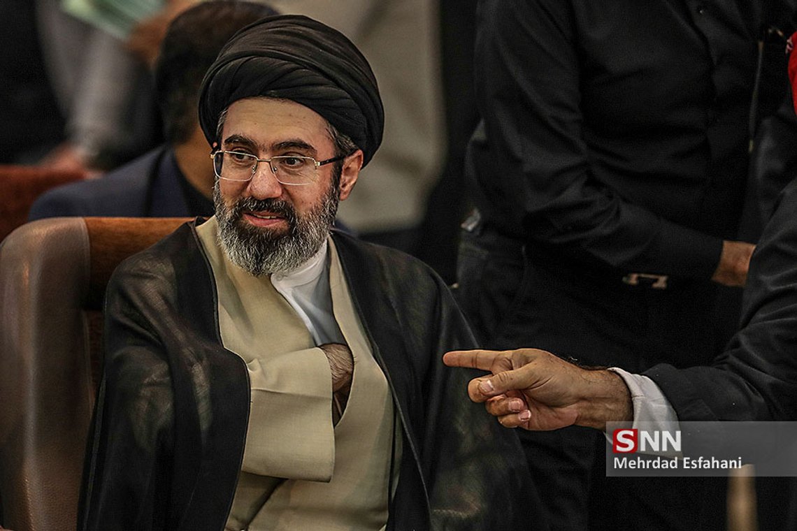 Mojtaba Hosseini Khamenei har studert teologi. Han skal ha spilt en nøkkelrolle i undertrykkelsen av demonstrasjoner mot regjeringen i 2009 og antas å ha hatt direkte ansvar for de paramilitære Basij-styrkene. Navnet hans har vært mørklagt av regimepressen. Foto: Mehrdad Esfahani CC BY 4.0 Mojtaba Hosseini Khamenei har studert teologi. Han skal ha spilt en nøkkelrolle i undertrykkelsen av demonstrasjoner mot regjeringen i 2009 og antas å ha hatt direkte ansvar for de paramilitære Basij-styrkene. Navnet hans har vært mørklagt av regimepressen. Foto: Mehrdad Esfahani CC BY 4.0