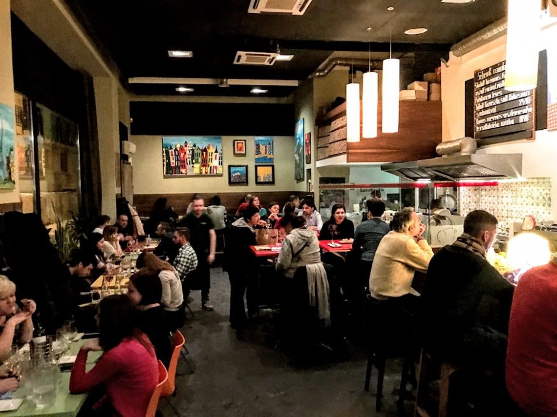 Min nabokafé i Budapest, Kadarka Wine Bar. Selv her møter man på det politiske hatet fra amerikanske Demokrater. Foto: Kadarka Min nabokafé i Budapest, Kadarka Wine Bar. Selv her møter man på det politiske hatet fra amerikanske Demokrater. Foto: Kadarka