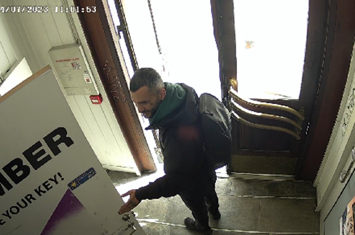 Mikayil Abdullayev før han drepte Kateryna Kozhoma på Magic Hotel Bergen med en kniv han hadde stjålet fra Bergen budget hotel. Foto: Overvåkningsvideo/Politiet Mikayil Abdullayev før han drepte Kateryna Kozhoma på Magic Hotel Bergen med en kniv han hadde stjålet fra Bergen budget hotel. Foto: Overvåkningsvideo/Politiet