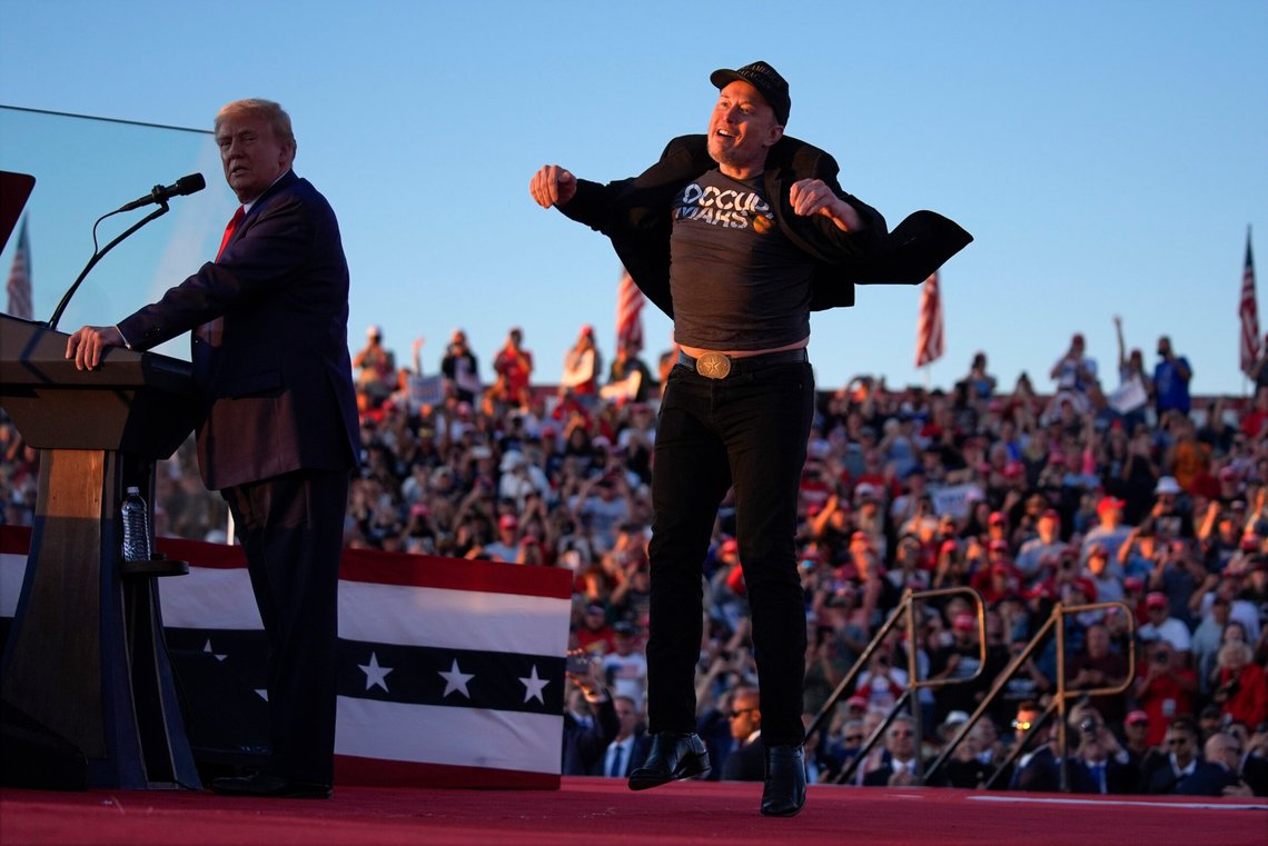 Elon Musk går all in for Trump. Her hopper han på scenen under et valgkampmøte i Butler Farm i Pennsylvania lørdag 5. oktober. Foto: Evan Vucci / AP / NTB Elon Musk går all in for Trump. Her hopper han på scenen under et valgkampmøte i Butler Farm i Pennsylvania lørdag 5. oktober. Foto: Evan Vucci / AP / NTB