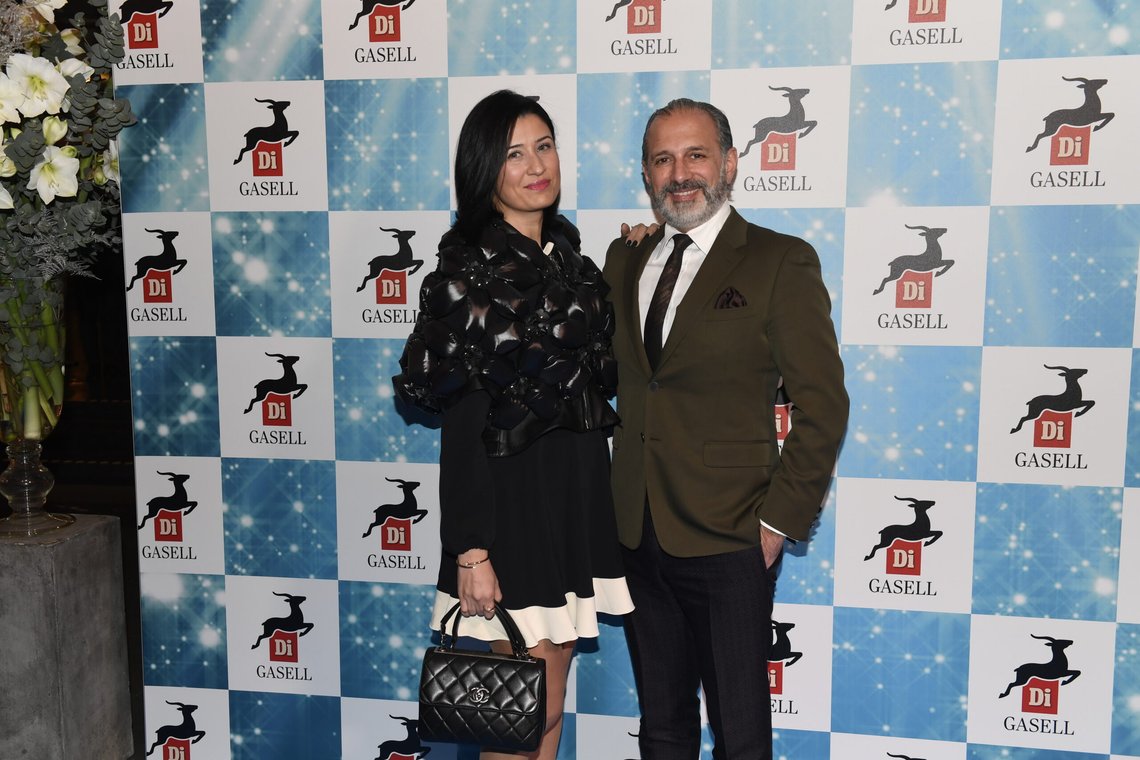 Ayad Al Saffar og kona Sanarya Al Saffar ankommer årets Gasellgala på Stockholms konserthus i 2018. Foto: Pontus Lundahl / TT / kod 10050/ NTB Ayad Al Saffar og kona Sanarya Al Saffar ankommer årets Gasellgala på Stockholms konserthus i 2018. Foto: Pontus Lundahl / TT / kod 10050/ NTB