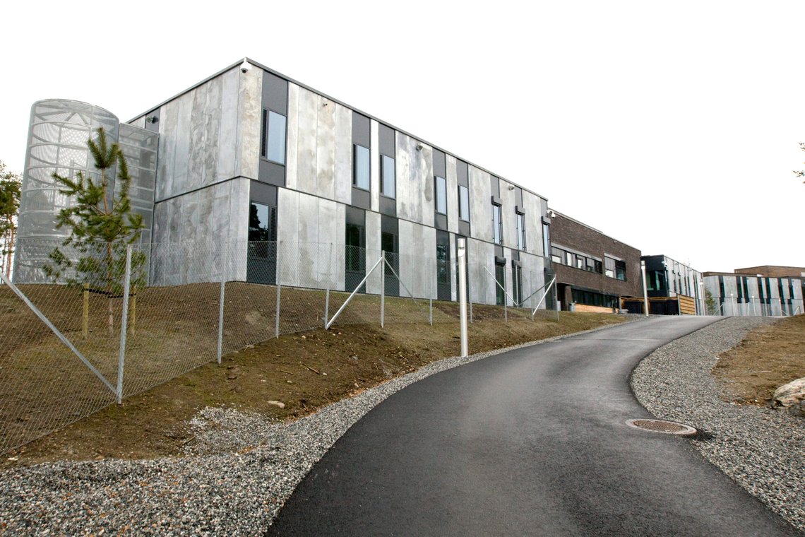 Eksteriør av boenhetene i Halden fengsel.
Foto: Heiko Junge / NTB Eksteriør av boenhetene i Halden fengsel.
Foto: Heiko Junge / NTB