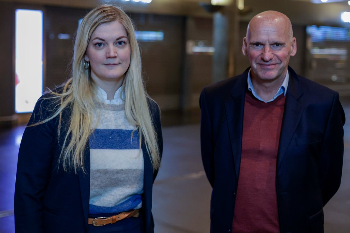 Gardermoen 20230329.
Advokat Geir Lippestad møter pressen etter å ha møtt de to terrorsiktede søstrene fra Bærum som landet natt til onsdag på Oslo lufthavn.– vel ti år etter at de dro til Syria som tenåringer og sluttet seg til Den islamske stat (IS). Hilde Firman Fjellså representerer den yngste kvinnen.
Foto: Alf Simensen / NTB Gardermoen 20230329.
Advokat Geir Lippestad møter pressen etter å ha møtt de to terrorsiktede søstrene fra Bærum som landet natt til onsdag på Oslo lufthavn.– vel ti år etter at de dro til Syria som tenåringer og sluttet seg til Den islamske stat (IS). Hilde Firman Fjellså representerer den yngste kvinnen.
Foto: Alf Simensen / NTB