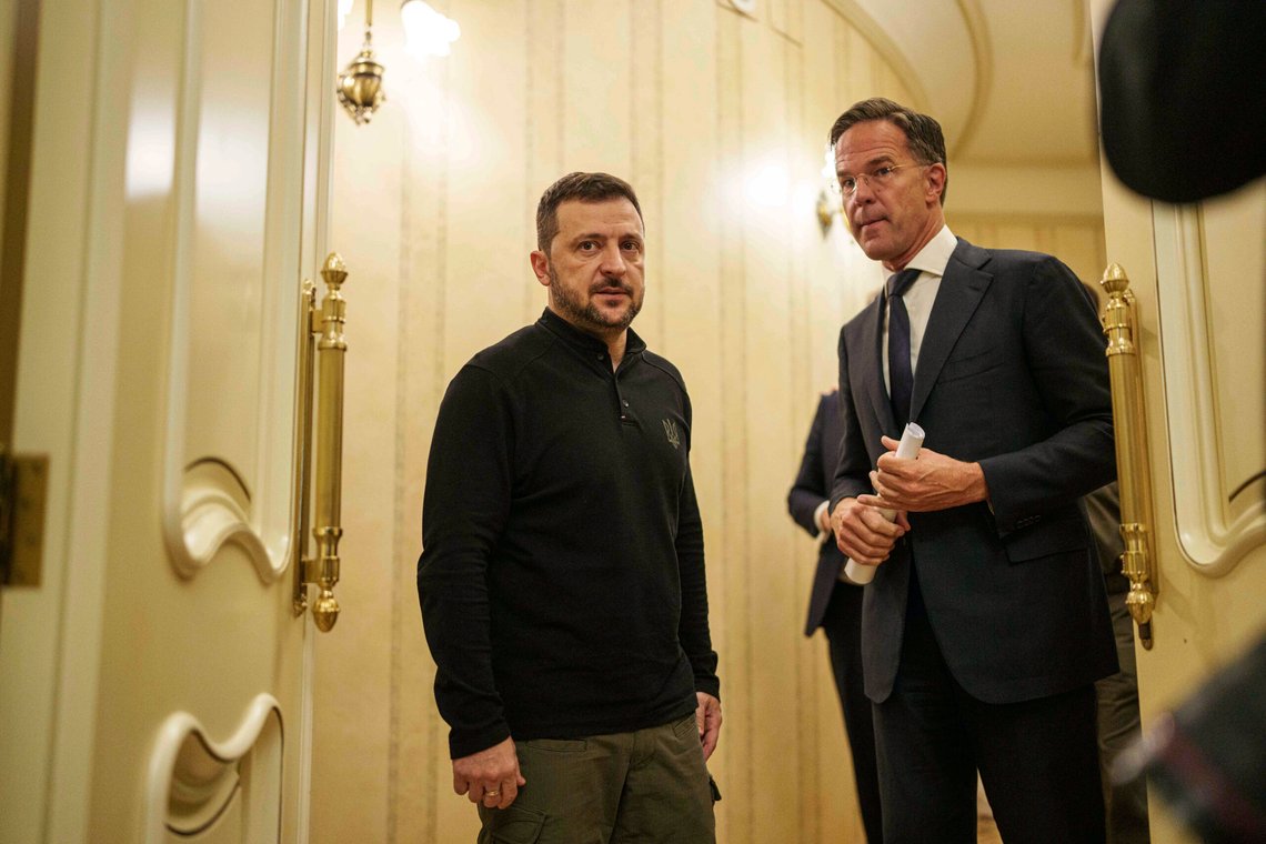 NATOs generalsekretær Mark Rutte og Ukrainas president Volodymyr Zelenskyy snakker i en korridor i forkant av en pressekonferanse i Kiev. (AP Photo/Evgeniy Maloletka NATOs generalsekretær Mark Rutte og Ukrainas president Volodymyr Zelenskyy snakker i en korridor i forkant av en pressekonferanse i Kiev. (AP Photo/Evgeniy Maloletka