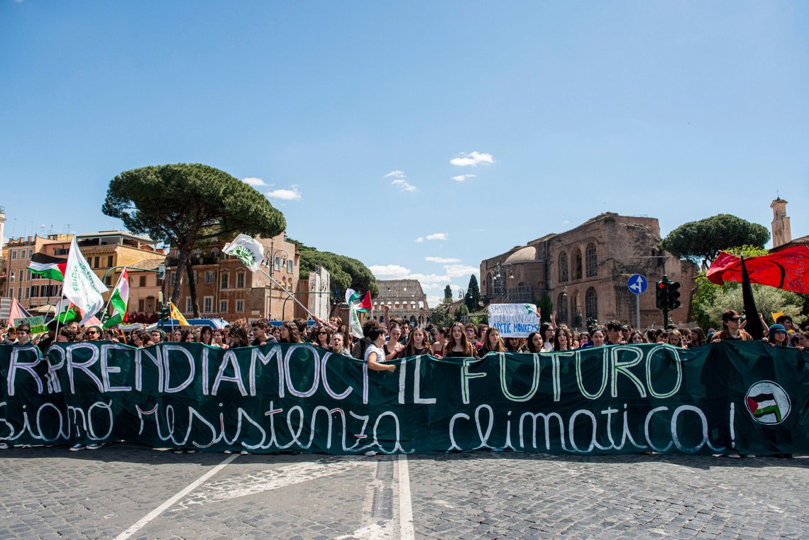 Italienske studenter holder en banner med setningen «La oss ta tilbake framtiden, vi er klimamotstanden» under en klimademonstrasjon i Roma i april. Foto: Valentina Stefanelli / LaPresse / AP / NTB Italienske studenter holder en banner med setningen «La oss ta tilbake framtiden, vi er klimamotstanden» under en klimademonstrasjon i Roma i april. Foto: Valentina Stefanelli / LaPresse / AP / NTB