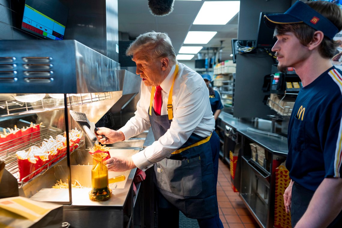 Republikanernes presidentkandidat, tidligere president Donald Trump, til venstre, bruker en frityrgryte mens en ansatt ser på under et besøk på McDonald's i Feasterville-Trevose, Pennsylvania, søndag 20. oktober 2024. Foto: Doug Mills/The New York Times via AP Republikanernes presidentkandidat, tidligere president Donald Trump, til venstre, bruker en frityrgryte mens en ansatt ser på under et besøk på McDonald's i Feasterville-Trevose, Pennsylvania, søndag 20. oktober 2024. Foto: Doug Mills/The New York Times via AP