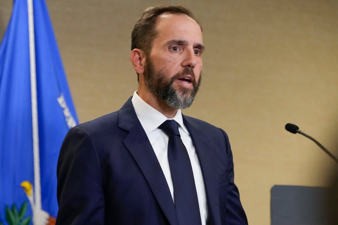 Spesialrådgiver Jack Smith gir ikke opp kampen mot Trump, og nå har han fått bistand av en dommer i U.S. Circuit Court. Foto: AP /Jacquelyn Martin/ NTB Spesialrådgiver Jack Smith gir ikke opp kampen mot Trump, og nå har han fått bistand av en dommer i U.S. Circuit Court. Foto: AP /Jacquelyn Martin/ NTB