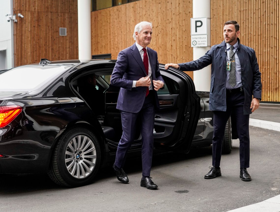 Det er forskjell på statsminister Jonas Gahr Støre og vanlige arbeidsfolk i Norge. Da hjelper det lite at gresset er grønt for alle.
Foto: Thomas Fure / NTB Det er forskjell på statsminister Jonas Gahr Støre og vanlige arbeidsfolk i Norge. Da hjelper det lite at gresset er grønt for alle.
Foto: Thomas Fure / NTB