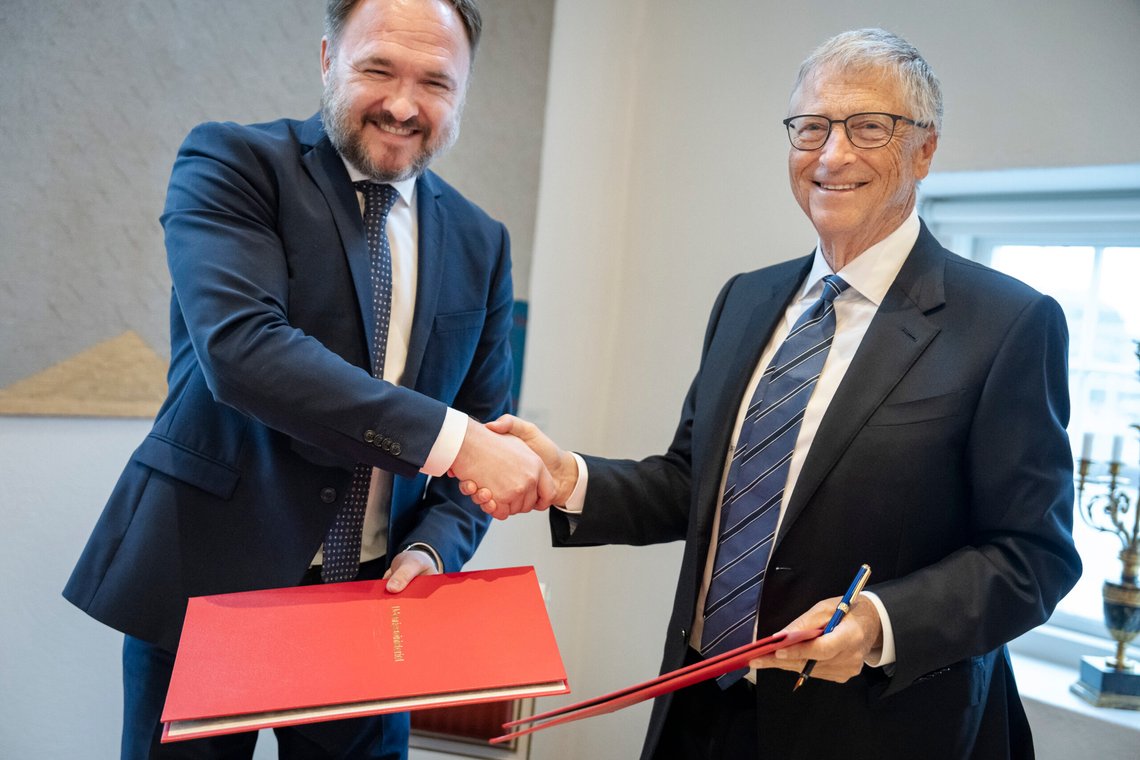 Minister for udviklingssamarbejde og global klimapolitik, Dan Jørgensen (S), og Bill Gates underskriver en såkaldt MoU hvori Danmark og Gates Foundation styrker båndene for at finde løsninger på klimaforandringers konsekvenser for global sundhed, i Eigtveds Pakus i København mandag den 6. maj 2024.. (Foto: Mads Claus Rasmussen/Ritzau Scanpix) Minister for udviklingssamarbejde og global klimapolitik, Dan Jørgensen (S), og Bill Gates underskriver en såkaldt MoU hvori Danmark og Gates Foundation styrker båndene for at finde løsninger på klimaforandringers konsekvenser for global sundhed, i Eigtveds Pakus i København mandag den 6. maj 2024.. (Foto: Mads Claus Rasmussen/Ritzau Scanpix)
