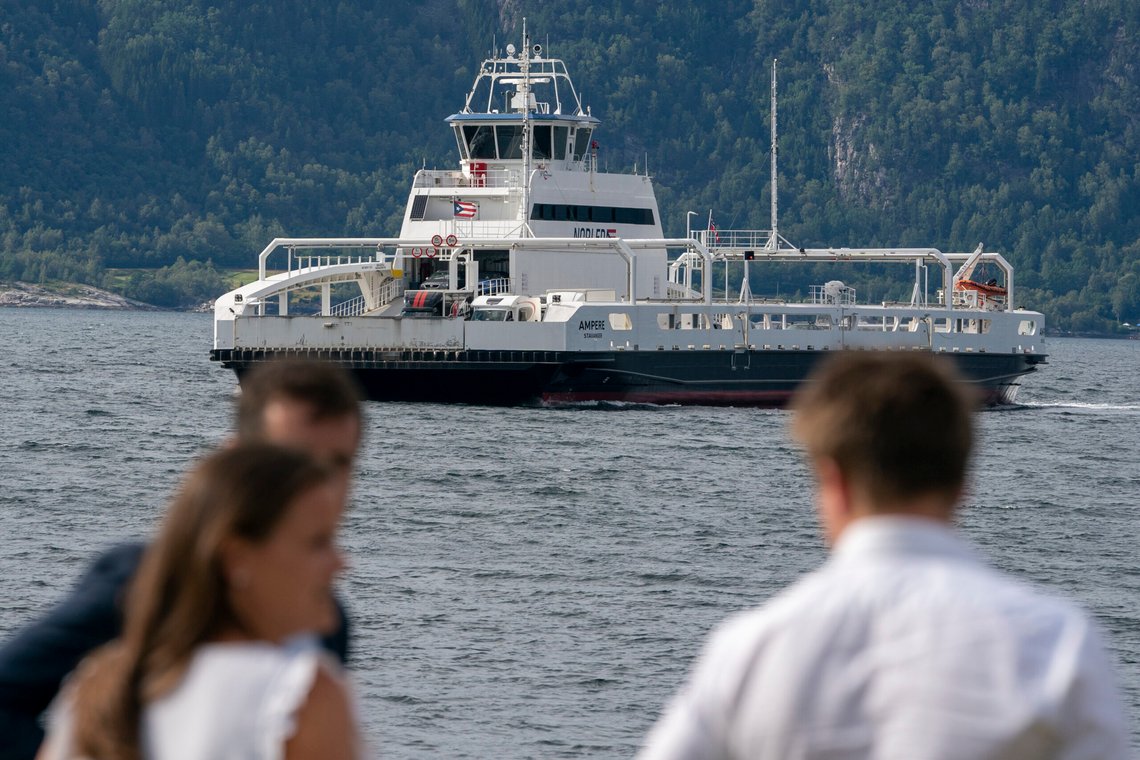 Bergen 20190801.
Den hel-elektriske ferja Ampere på vei til Oppedal Sognefjorden.
Foto: Heiko Junge / NTB Bergen 20190801.
Den hel-elektriske ferja Ampere på vei til Oppedal Sognefjorden.
Foto: Heiko Junge / NTB