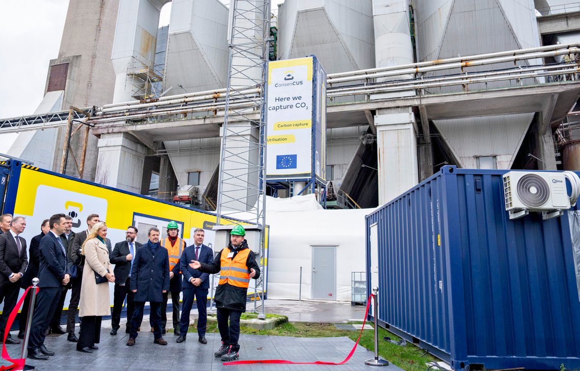 Kronprins Frederik til indvielse af Aalborg Portlands pilotanlæg til CO2-fangst i Aalborg, mandag den 27. november 2023., Det skete i fcorbindelse med EUs Carbon Capture and Utilization and Storage (CCUS) Forum med deltagelse EU's energikommissær Kadri Simson og Klima-, energi- og forsyningsminister Lars Aagaard .. (Foto: Henning Bagger/Ritzau Scanpix) Kronprins Frederik til indvielse af Aalborg Portlands pilotanlæg til CO2-fangst i Aalborg, mandag den 27. november 2023., Det skete i fcorbindelse med EUs Carbon Capture and Utilization and Storage (CCUS) Forum med deltagelse EU's energikommissær Kadri Simson og Klima-, energi- og forsyningsminister Lars Aagaard .. (Foto: Henning Bagger/Ritzau Scanpix)