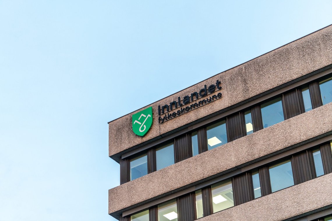 Fasadebilde av fylkeshuset på Hamar med Innlandet fylkeskommune logo.
Foto: Thomas Fure / NTB Fasadebilde av fylkeshuset på Hamar med Innlandet fylkeskommune logo.
Foto: Thomas Fure / NTB
