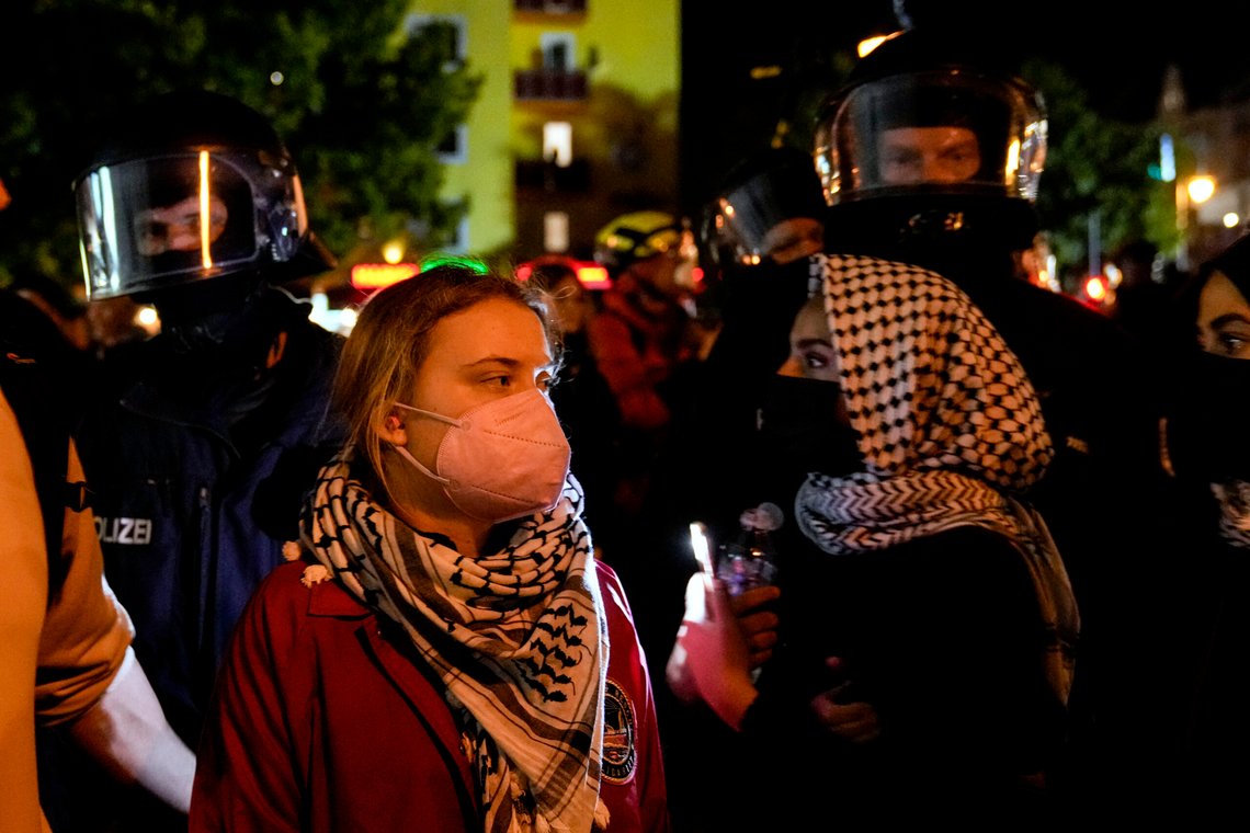 Greta Thunberg er ikke lenger klimaprinsesse, nå er hun Hamas-aktivist. Her deltar på en pro-palestinsk demonstrasjon i Berlin, mandag 7. oktober 2024. Foto: AP /Ebrahim Noroozi/ NTB Greta Thunberg er ikke lenger klimaprinsesse, nå er hun Hamas-aktivist. Her deltar på en pro-palestinsk demonstrasjon i Berlin, mandag 7. oktober 2024. Foto: AP /Ebrahim Noroozi/ NTB