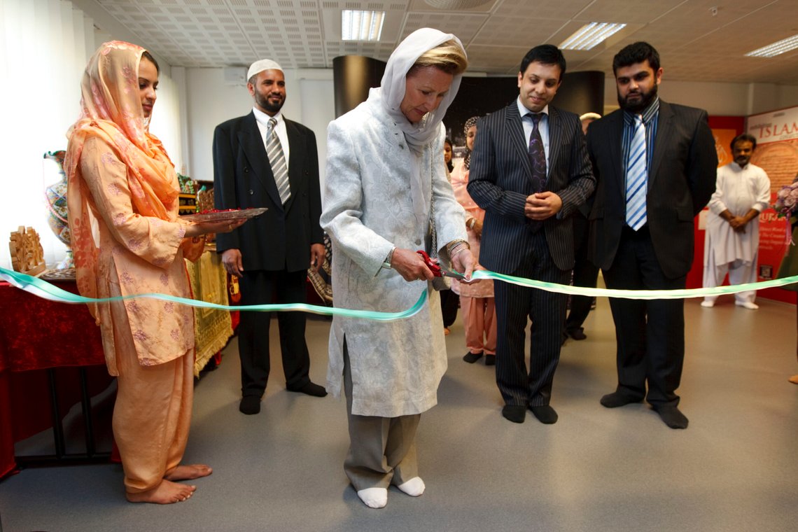 Dronning Sonja da hun i 2009 besøkte moskeen i Tøyenbekken hvor hun blant annet åpnet en utstilling om islam i Islamic Cultural Centre. Her klipper dronningen, iført hijab, snoren under åpningsseremonien.
Foto: Cornelius Poppe / NTB Dronning Sonja da hun i 2009 besøkte moskeen i Tøyenbekken hvor hun blant annet åpnet en utstilling om islam i Islamic Cultural Centre. Her klipper dronningen, iført hijab, snoren under åpningsseremonien.
Foto: Cornelius Poppe / NTB