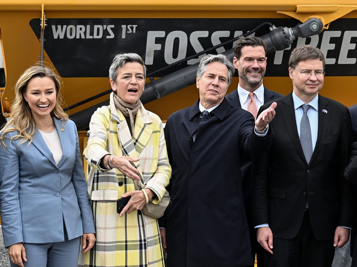 LULEÅ 20230530
Energi- och näringsminister Ebba Busch, EU:s kommissionär för konkurrenskraft Margrethe Vestager, USA:s utrikesminister Antony Blinken, bistånds- och utrikeshandelsminister Johan Forssell och EU:s kommissionär för handel Valdis Dombrovskis under ett verksamhetsbesök på Hybrit i Luleå. Man besöker Luleå för att delta i möte arrangerat av Sveriges EU-ordförandeskap i handels- och teknikrådet mellan EU och USA i Luleå.
Foto: Jonas Ekströmer / TT / kod 10030 LULEÅ 20230530
Energi- och näringsminister Ebba Busch, EU:s kommissionär för konkurrenskraft Margrethe Vestager, USA:s utrikesminister Antony Blinken, bistånds- och utrikeshandelsminister Johan Forssell och EU:s kommissionär för handel Valdis Dombrovskis under ett verksamhetsbesök på Hybrit i Luleå. Man besöker Luleå för att delta i möte arrangerat av Sveriges EU-ordförandeskap i handels- och teknikrådet mellan EU och USA i Luleå.
Foto: Jonas Ekströmer / TT / kod 10030