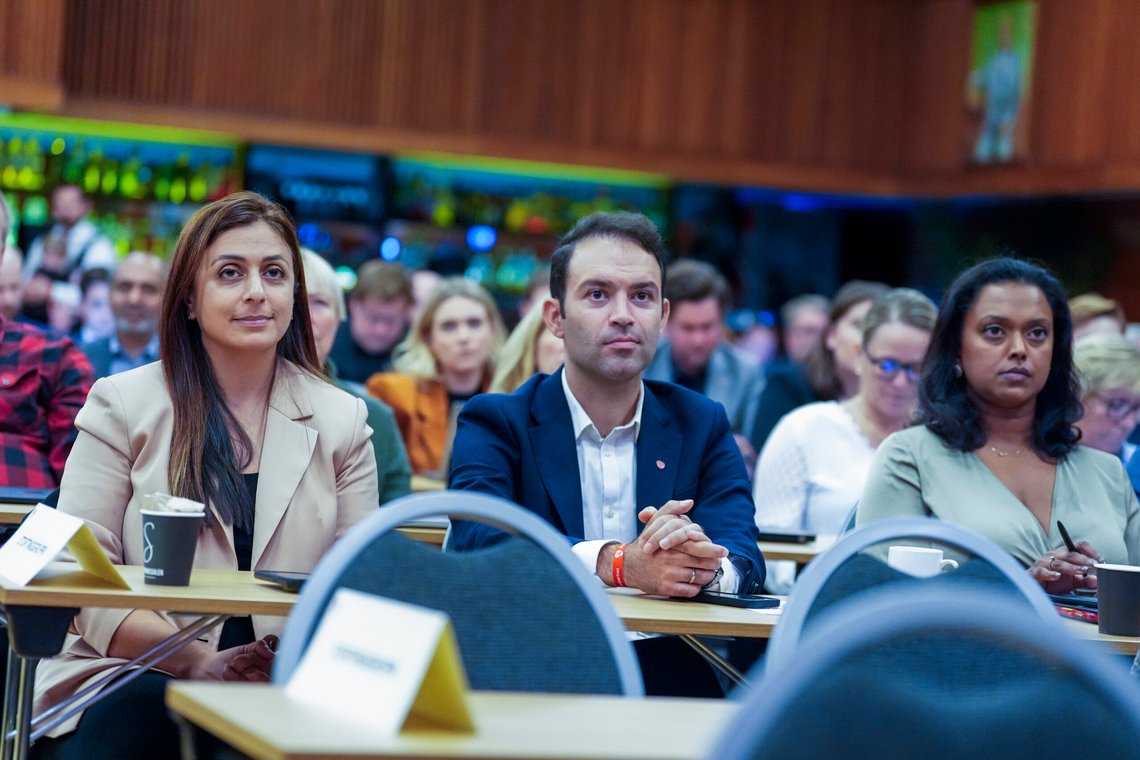 Fra venstre: Hadia Tajik, Mani Hussaini og Kamzy Gunaratnam på Arbeiderpartiets landsstyremøte 2024. Foto: Terje Pedersen / NTB. Fra venstre: Hadia Tajik, Mani Hussaini og Kamzy Gunaratnam på Arbeiderpartiets landsstyremøte 2024. Foto: Terje Pedersen / NTB.