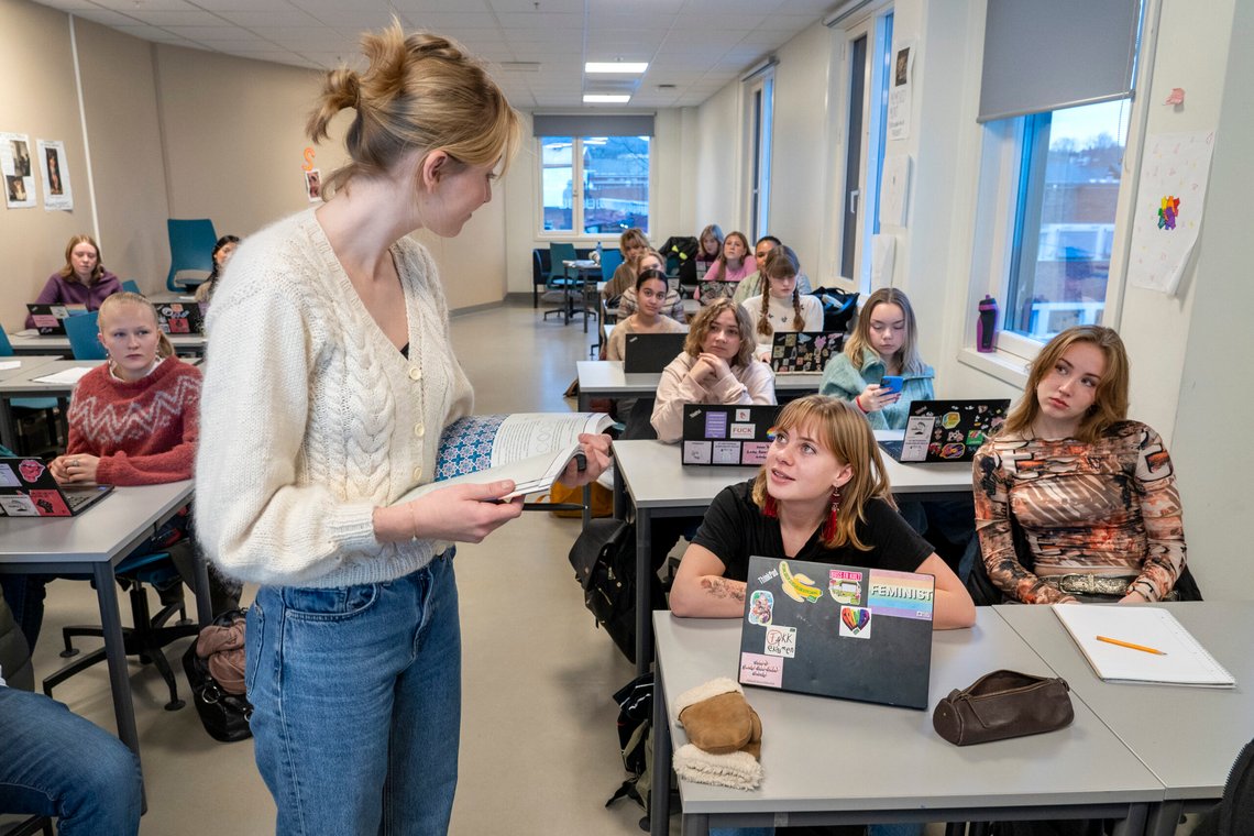 Oslo 20231115.
Kvinnelig lærer underviser. Hun hjelper elever enkeltvis. Elever i klasserom.
Foto: Gorm Kallestad / NTB
Modellklarert Oslo 20231115.
Kvinnelig lærer underviser. Hun hjelper elever enkeltvis. Elever i klasserom.
Foto: Gorm Kallestad / NTB
Modellklarert