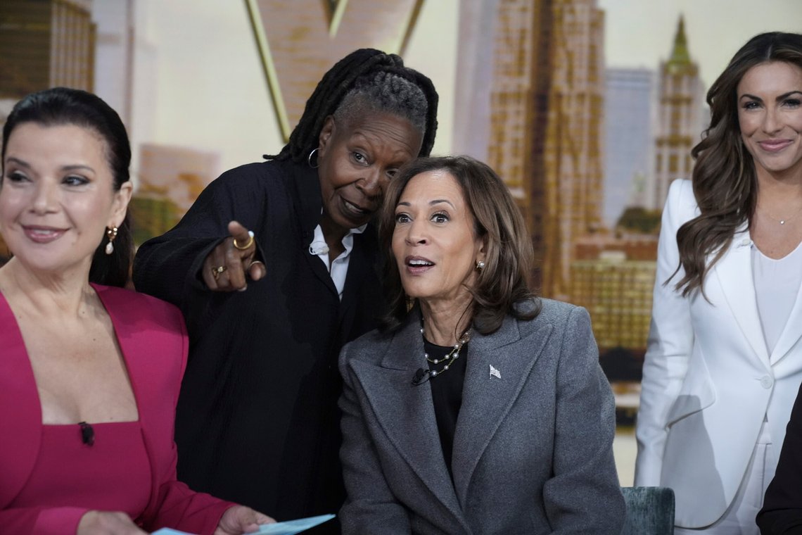 Demokratenes visepresidentkandidat Kamala Harris prater med programlederne under en reklamepause i The View, tirsdag 8. oktober 2024 i New York. Fra venstre er Ana Navarro, Whoopi Goldberg, Harris og Alyssa Farah Griffin. Foto: AP/Jacquelyn Martin/NTB Demokratenes visepresidentkandidat Kamala Harris prater med programlederne under en reklamepause i The View, tirsdag 8. oktober 2024 i New York. Fra venstre er Ana Navarro, Whoopi Goldberg, Harris og Alyssa Farah Griffin. Foto: AP/Jacquelyn Martin/NTB