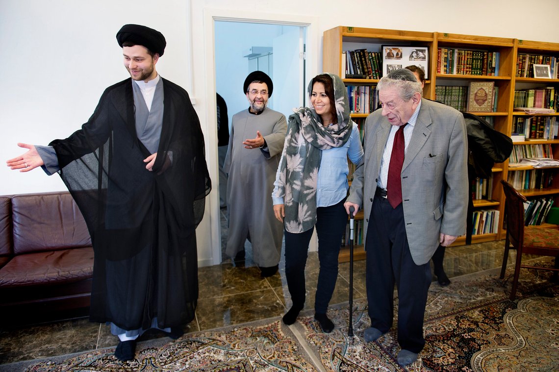 Overrabbiner Bent Melchior og tidligere folketingsmedlem for SF Özlem Cekic - nu formand for Foreningen Brobygger - besøger Imam Ali-moskeen i dag. Imam Seyed Khademi ( den ældre) og Daniel Rezaei Sayed byder velkommen.. (Foto: Liselotte Sabroe/Scanpix 2017) Overrabbiner Bent Melchior og tidligere folketingsmedlem for SF Özlem Cekic - nu formand for Foreningen Brobygger - besøger Imam Ali-moskeen i dag. Imam Seyed Khademi ( den ældre) og Daniel Rezaei Sayed byder velkommen.. (Foto: Liselotte Sabroe/Scanpix 2017)