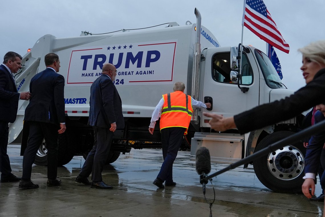 Republikanernes presidentkandidat Donald Trump steg om bord i en søppelbil da han ankom flyplassen i Green Bay i Wisconsin onsdag. Foto: Julia Demaree Nikhinson / AP / NTB Republikanernes presidentkandidat Donald Trump steg om bord i en søppelbil da han ankom flyplassen i Green Bay i Wisconsin onsdag. Foto: Julia Demaree Nikhinson / AP / NTB
