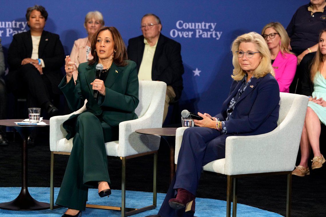 Kamala Harris med RINO Liz Cheney på et valgkampmøte mandag. Tittelen Country over Party er muligens stavet feil. Politikken til Demokratene minner mistenkelig om Party over Country. Foto: AP /Morry Gash/ NTB Kamala Harris med RINO Liz Cheney på et valgkampmøte mandag. Tittelen Country over Party er muligens stavet feil. Politikken til Demokratene minner mistenkelig om Party over Country. Foto: AP /Morry Gash/ NTB