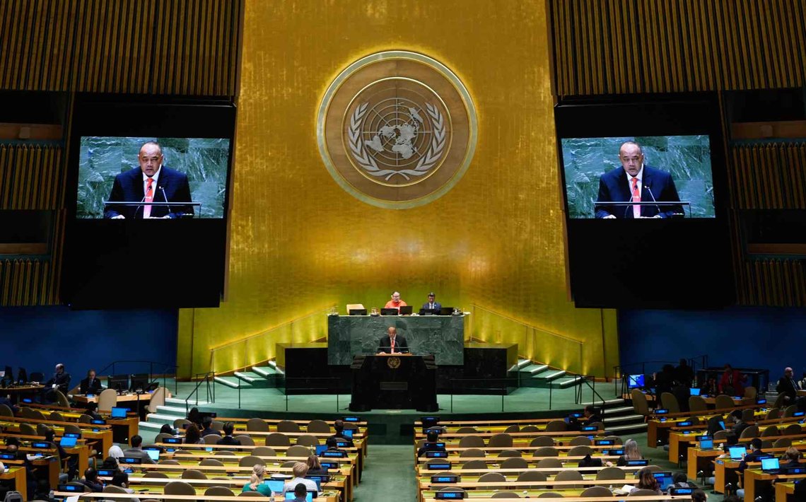 FNs 56 fremtidsbud for uvettig pengebruk ble vedtatt under organisasjonens 79. hovedforsamling i New York. Her er Tongas statsminister Siaosi Ofakivahafolau Sovaleni på talerstolen. (Foto: Pamela Smith/AP Photo/NTB.) FNs 56 fremtidsbud for uvettig pengebruk ble vedtatt under organisasjonens 79. hovedforsamling i New York. Her er Tongas statsminister Siaosi Ofakivahafolau Sovaleni på talerstolen. (Foto: Pamela Smith/AP Photo/NTB.)