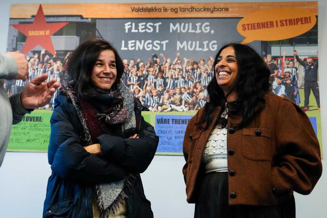 Oslo 20241028.
Kultur- og likestillingsminister Lubna Jaffery besøker «Etter skoletid» i Sagene IF, hvor de snakker om penger til barn og unge i idretten. Her med idrettspresidenten Zaineb Al-Samarai.
Foto: Beate Oma Dahle / NTB Oslo 20241028.
Kultur- og likestillingsminister Lubna Jaffery besøker «Etter skoletid» i Sagene IF, hvor de snakker om penger til barn og unge i idretten. Her med idrettspresidenten Zaineb Al-Samarai.
Foto: Beate Oma Dahle / NTB