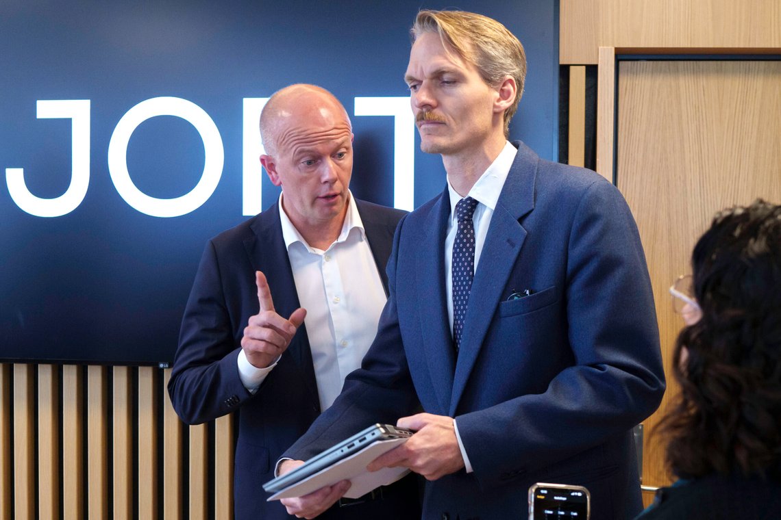 Oslo 20241018.
Advokatene Svein Holden og Mikkel Toft Gimse kommenterer riksadvokatens avgjørelse om å henlegge saken mot Tom Hagen. Han har de siste fire årene vært siktet for drap på kona Anne-Elisabeth Hagen, som forsvant fra deres felles hjem to år før.
Foto: Cornelius Poppe / NTB Oslo 20241018.
Advokatene Svein Holden og Mikkel Toft Gimse kommenterer riksadvokatens avgjørelse om å henlegge saken mot Tom Hagen. Han har de siste fire årene vært siktet for drap på kona Anne-Elisabeth Hagen, som forsvant fra deres felles hjem to år før.
Foto: Cornelius Poppe / NTB