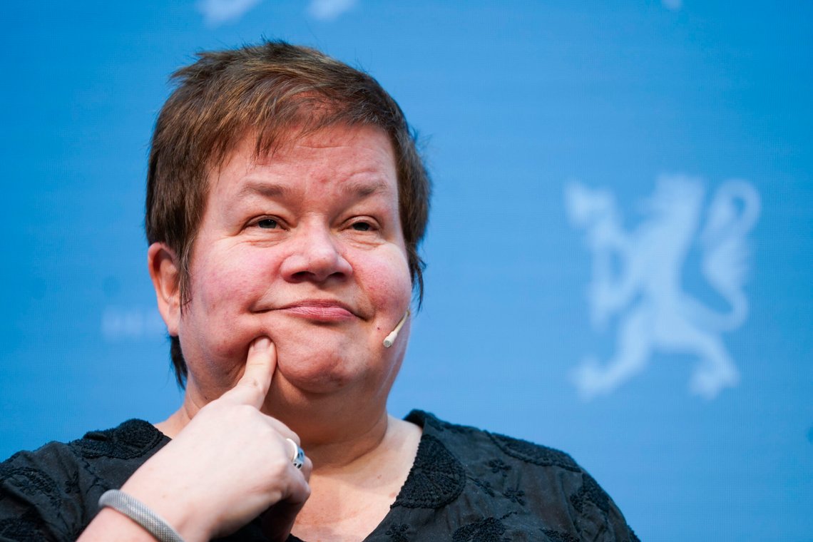 Utvalgsleder Line Eldring og utvalget som har gått gjennom erfaringene med EØS-avtalen leverer utredningen sin til utenriksminister Espen Barth Eide (Ap).
Foto: Terje Pedersen / NTB Utvalgsleder Line Eldring og utvalget som har gått gjennom erfaringene med EØS-avtalen leverer utredningen sin til utenriksminister Espen Barth Eide (Ap).
Foto: Terje Pedersen / NTB