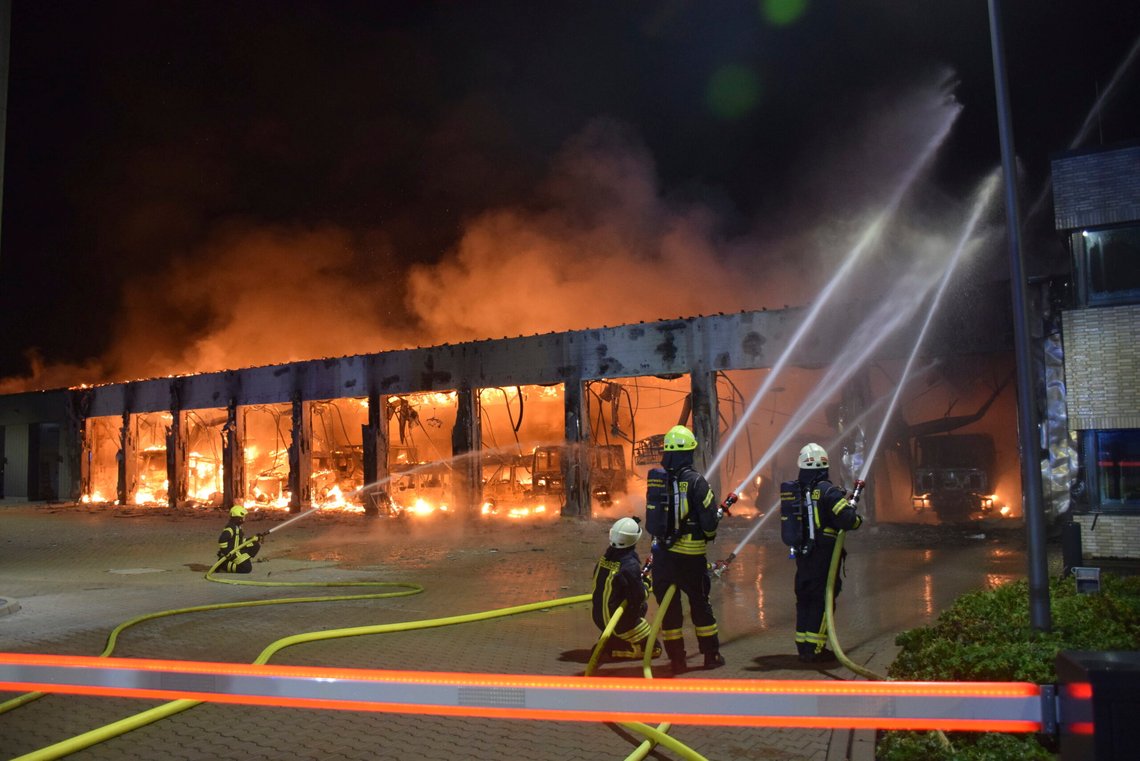 Den splitter nye brannstasjonen i Stadtallendorf ble totalskadet i brann onsdag. Ingen brannalarmer var installert. Foto: Michael Rinde, AP-NTB. Den splitter nye brannstasjonen i Stadtallendorf ble totalskadet i brann onsdag. Ingen brannalarmer var installert. Foto: Michael Rinde, AP-NTB.