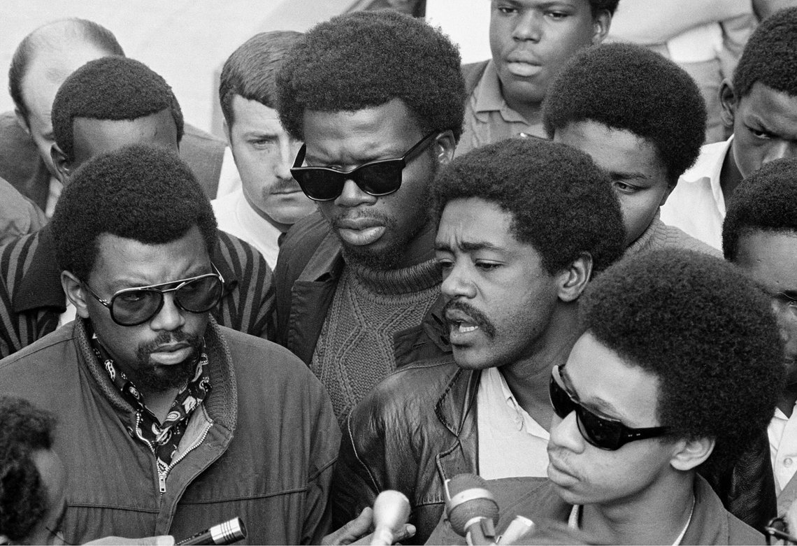 Bobby Seale, til høyre, formann i Black Panther Party, er en av tre talere på en pressekonferanse på fortauet i Oakland, California, 21. november 1968. De andre talerne er Ben Stewart, til venstre, leder for de svarte studentenes organisasjon ved San Francisco State, og George Murray, i midten med mørke briller, suspendert lærer ved State. (AP Photo/Ernest K. Bennett Bobby Seale, til høyre, formann i Black Panther Party, er en av tre talere på en pressekonferanse på fortauet i Oakland, California, 21. november 1968. De andre talerne er Ben Stewart, til venstre, leder for de svarte studentenes organisasjon ved San Francisco State, og George Murray, i midten med mørke briller, suspendert lærer ved State. (AP Photo/Ernest K. Bennett