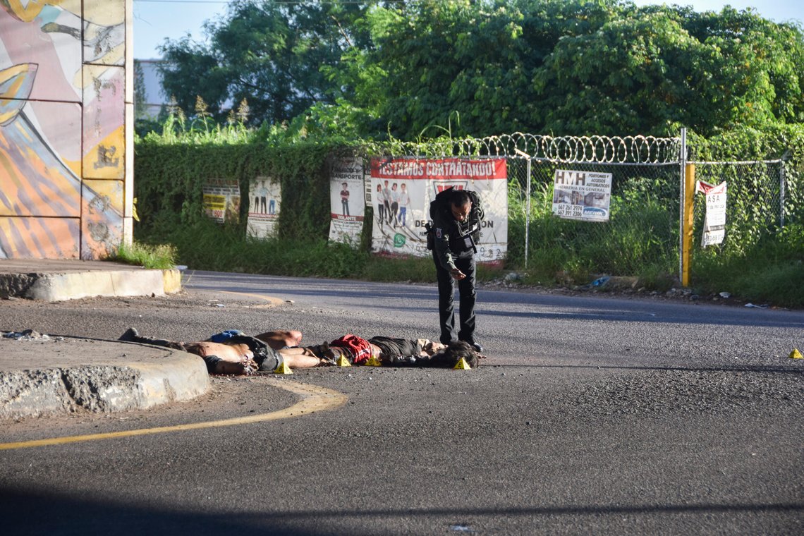 En politibetjent fotograferer et åsted med et lik som ligger på bakken i Culiacan i delstaten Sinaloa i Mexico, onsdag 18. september 2024. Foto: AP/NTB En politibetjent fotograferer et åsted med et lik som ligger på bakken i Culiacan i delstaten Sinaloa i Mexico, onsdag 18. september 2024. Foto: AP/NTB