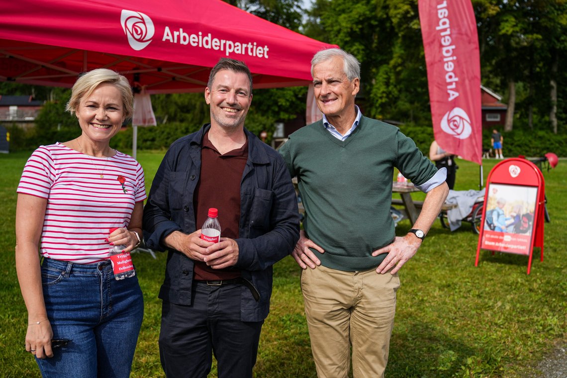 Trondheim 20230813.
Statsminister Jonas Gahr Støre deltar på en markaaksjon med Trondheim arbeiderpartiet. (Fra venstre) helse- og omsorgsminister Ingvild Kjerkol og arbeiderpartiets ordførerkandidat Emil Raaen.
Foto: Joakim Halvorsen / NTB Trondheim 20230813.
Statsminister Jonas Gahr Støre deltar på en markaaksjon med Trondheim arbeiderpartiet. (Fra venstre) helse- og omsorgsminister Ingvild Kjerkol og arbeiderpartiets ordførerkandidat Emil Raaen.
Foto: Joakim Halvorsen / NTB