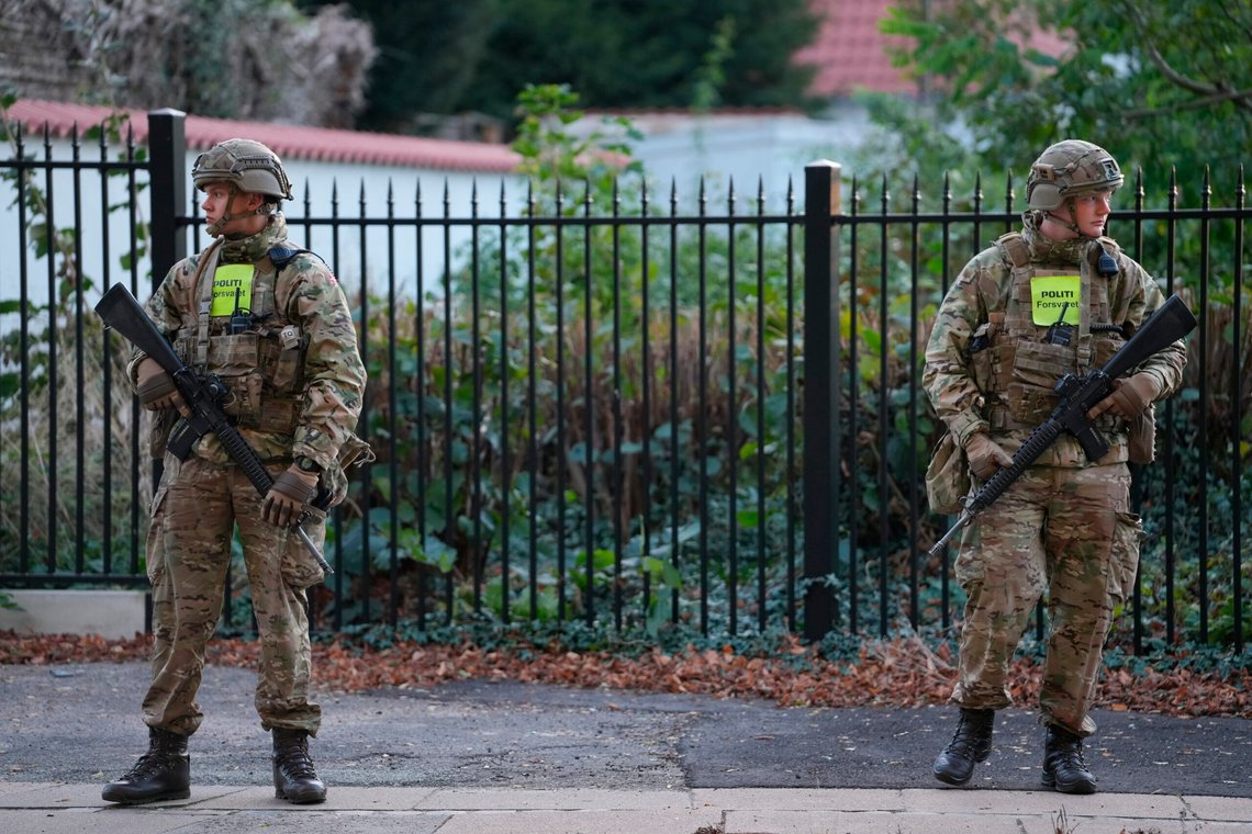 Militærpolitibetjenter holder vakt mens politiet etterforsker to eksplosjoner i nærheten av den israelske ambassaden i København, onsdag 2. oktober 2024. Foto: Emil Nicolai Helms/Ritzau Scanpix via AP Militærpolitibetjenter holder vakt mens politiet etterforsker to eksplosjoner i nærheten av den israelske ambassaden i København, onsdag 2. oktober 2024. Foto: Emil Nicolai Helms/Ritzau Scanpix via AP
