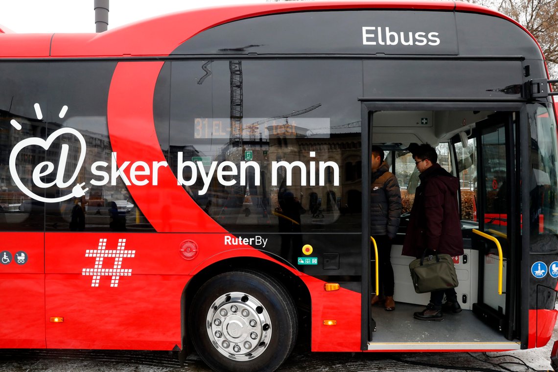Busselskapet Nobina har ennå ikke fått levert en eneste av de 76 elbussene de skulle fått innen desember i fjor. Produsenten Ebusco er i økonomisk trøbbel. Illustrasjonsfoto: Cornelius Poppe / NTB. Busselskapet Nobina har ennå ikke fått levert en eneste av de 76 elbussene de skulle fått innen desember i fjor. Produsenten Ebusco er i økonomisk trøbbel. Illustrasjonsfoto: Cornelius Poppe / NTB.