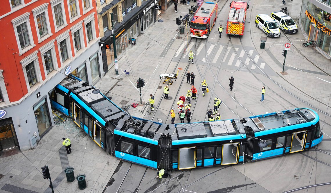 Oslo 20241029.
En trikk har sporet av og kjørt inn i en bygning i Oslo sentrum.
Foto: Terje Pedersen / NTB Oslo 20241029.
En trikk har sporet av og kjørt inn i en bygning i Oslo sentrum.
Foto: Terje Pedersen / NTB