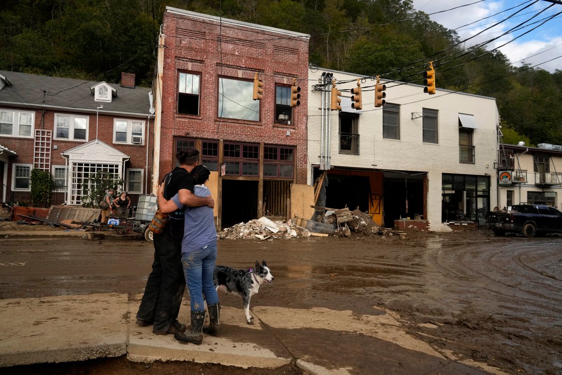 MARSHALL: Byen Marshall i North Carolina er blant dem som er mer eller mindre fjernet fra kartet. Ødeleggelsene er enorme. (AP Photo/Jeff Roberson) MARSHALL: Byen Marshall i North Carolina er blant dem som er mer eller mindre fjernet fra kartet. Ødeleggelsene er enorme. (AP Photo/Jeff Roberson)