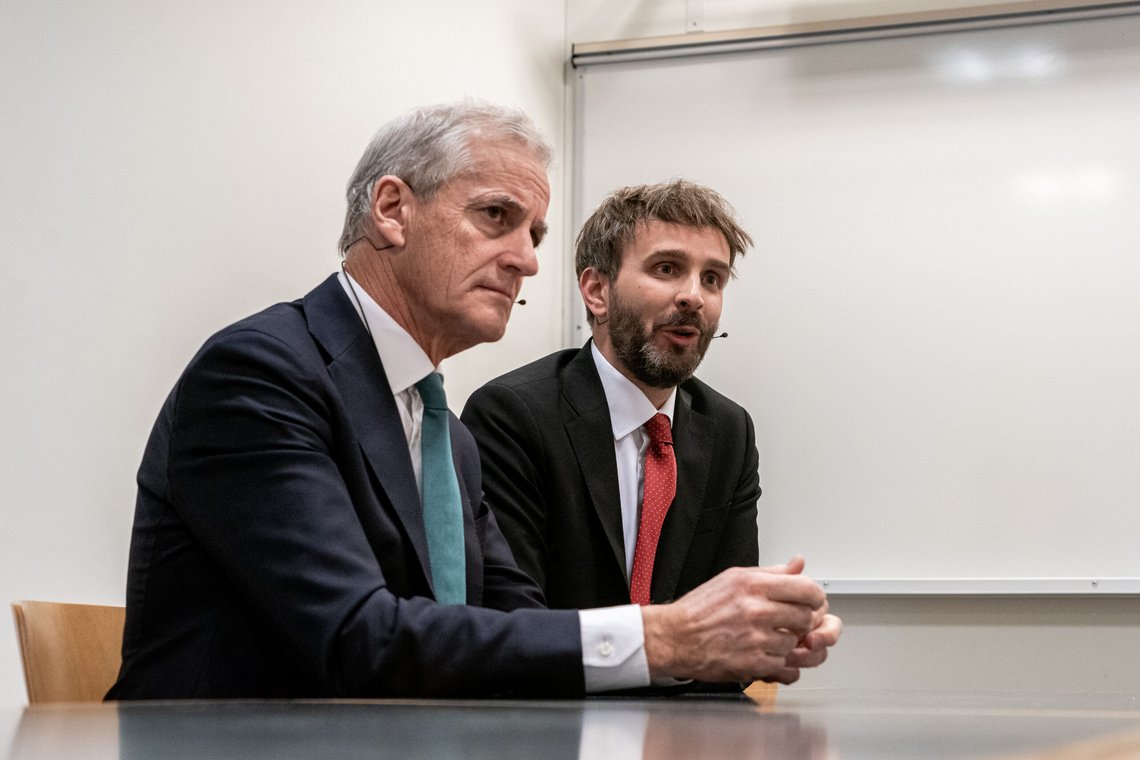 Statsminister og Ap-leder Jonas Gahr Støre (Ap) og nestleder Jan Christian Vestre er neppe fornøyd med Norstats måling for Aftenposten. På målingen faller Ap over 7 prosent sammenlignet med valgresultatet i 2021. Foto: Thomas Fure / NTB Statsminister og Ap-leder Jonas Gahr Støre (Ap) og nestleder Jan Christian Vestre er neppe fornøyd med Norstats måling for Aftenposten. På målingen faller Ap over 7 prosent sammenlignet med valgresultatet i 2021. Foto: Thomas Fure / NTB
