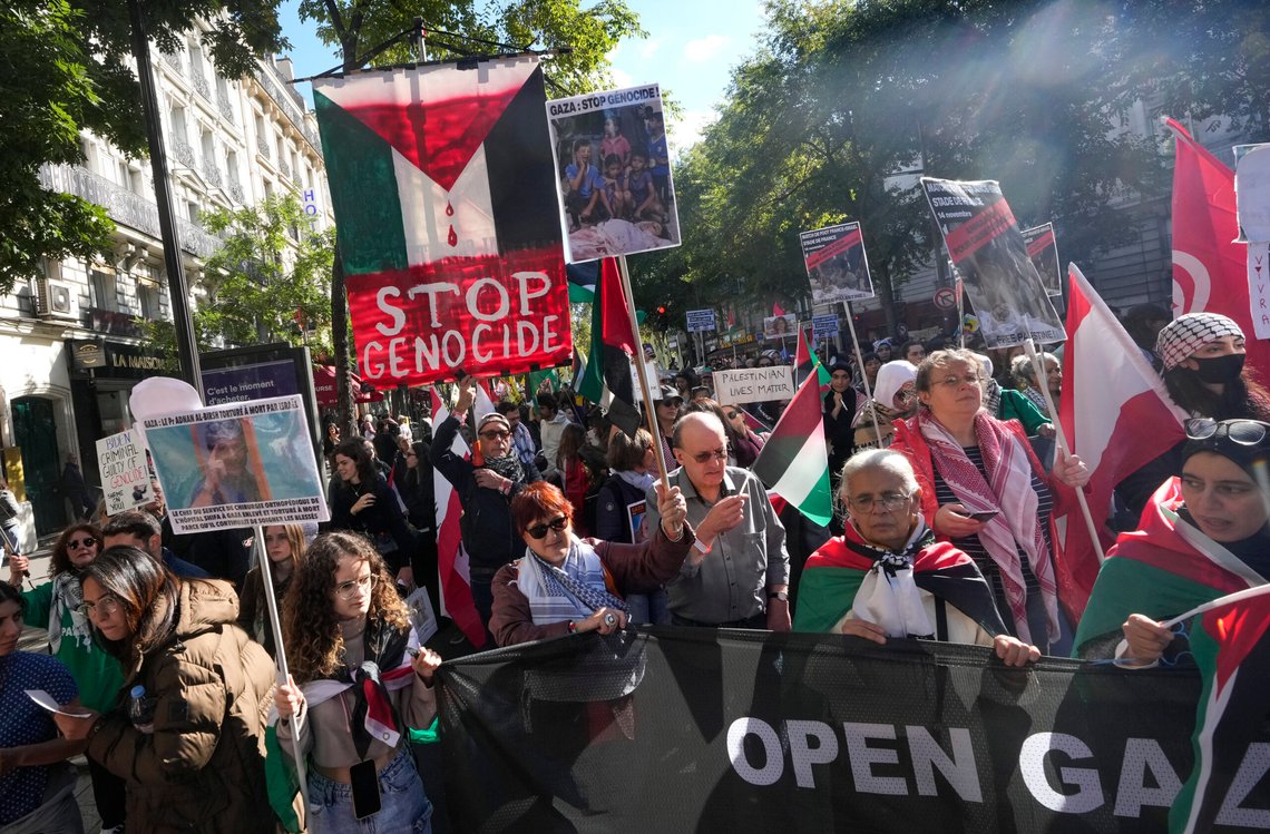 «Stopp folkemordet» var påskriften på en plakat under en Hams-feirende demonstrasjon i Paris lørdag. Foto: Michel Euler / AP / NTB «Stopp folkemordet» var påskriften på en plakat under en Hams-feirende demonstrasjon i Paris lørdag. Foto: Michel Euler / AP / NTB