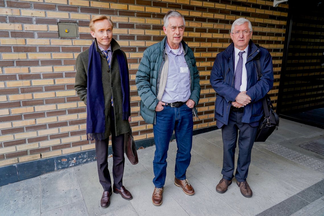 Advokat Kristian Foss Aalmo, faren til fetteren til Birgitte Tengs, Jakob, og advokat Arvid Sjødin etter et møt med justis- og beredskapsminister Emilie Enger Mehl (Sp) i 2023. Foto: Terje Bendiksby / NTB Advokat Kristian Foss Aalmo, faren til fetteren til Birgitte Tengs, Jakob, og advokat Arvid Sjødin etter et møt med justis- og beredskapsminister Emilie Enger Mehl (Sp) i 2023. Foto: Terje Bendiksby / NTB