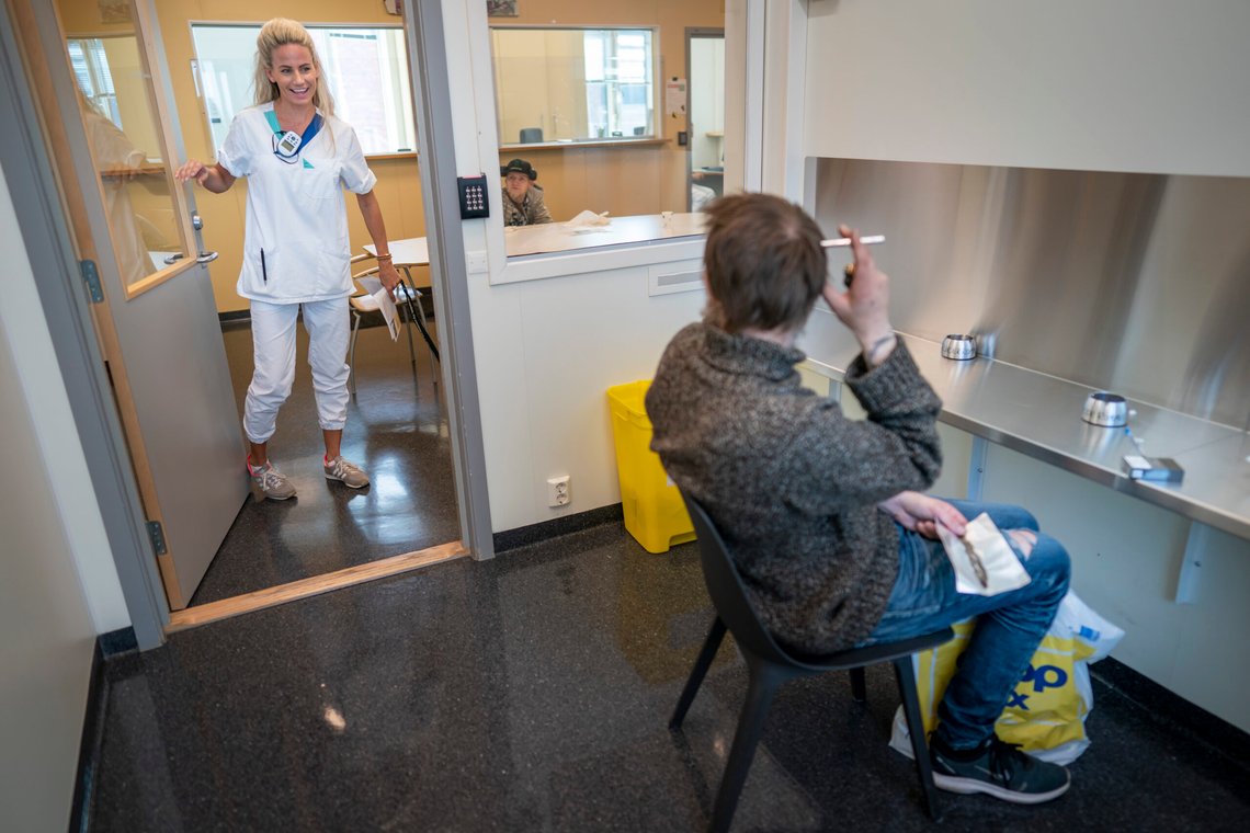 Oslo 20200831.
Christina Lidberg, fagansvarlig sykepleier, følge med når rusavhengige «Calle» (41) røyker heroin i et eget inhaleringsrom som også kalles heroinrøykerommmet. Det ligger vegg i vegg med sprøyterommet i Prindsen mottakssenter i Storgata.
Foto: Heiko Junge / NTB Oslo 20200831.
Christina Lidberg, fagansvarlig sykepleier, følge med når rusavhengige «Calle» (41) røyker heroin i et eget inhaleringsrom som også kalles heroinrøykerommmet. Det ligger vegg i vegg med sprøyterommet i Prindsen mottakssenter i Storgata.
Foto: Heiko Junge / NTB